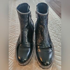 Sleek Black Ankle Boots with Zipper Accent